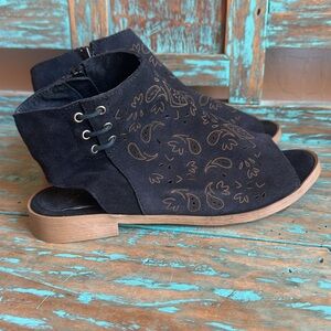 Cool by Coolway Suede Peep Toe Gladiator Sandals Lasercut Size 8 Made in Spain